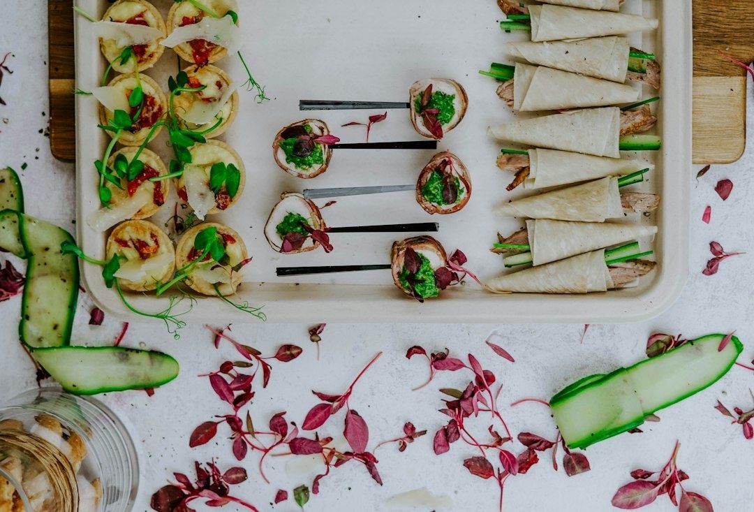 Elegant mingelmat med små snittar, wraps och gröna garneringar